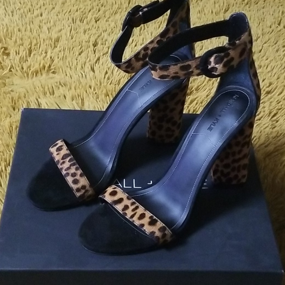 LEOPARD EXPLORE YOUR WILD SIDE